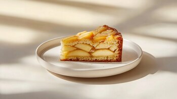 Postre horneado, pastel de frutas, manzana fresca, receta casera, textura jugosa, delicia dulce, presentación cálida. - (Imagen Ilustrativa Infobae)