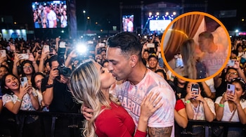 Diego Chávarri y Gabriela Herrera se besan frente a una multitud. La gente graba con teléfonos. Luces de escenario y pantalla. Un círculo superpuesto muestra a la pareja besándose.