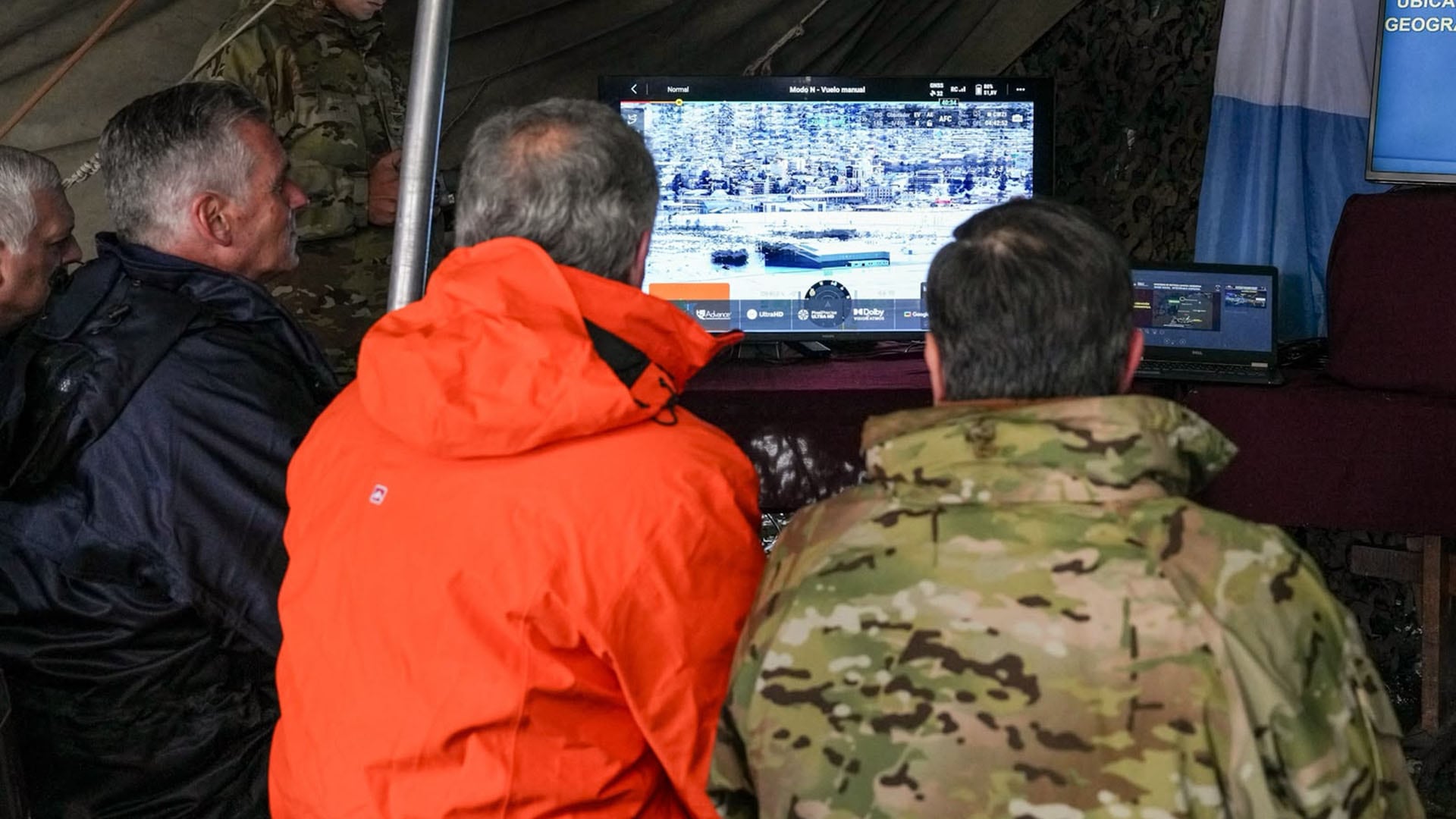 Pablo Quirno y Carlos Presti observan pantallas de monitoreo durante una actividad en la Base Naval Integrada de Ushuaia.