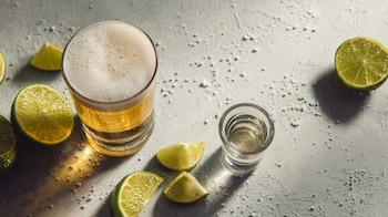 Vaso de cerveza espumosa junto