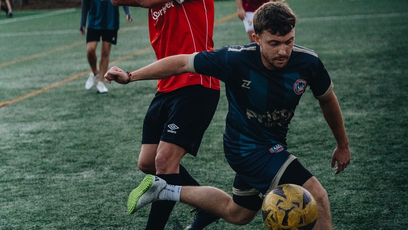 Imagen de dos jugadores del torneo durante un partido de fútbol (Toco y Me Voy)