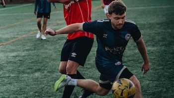 Imagen de dos jugadores del torneo durante un partido de fútbol
