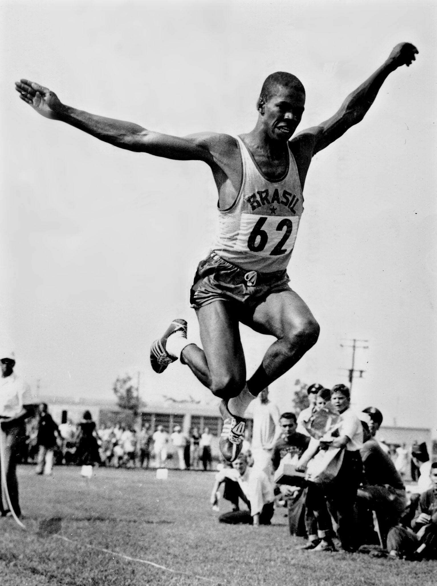 Adhemar Ferreira da Silva celebró su victoria en Helsinki 1952 con un ramo de flores y la bandera de Brasil (EFE)