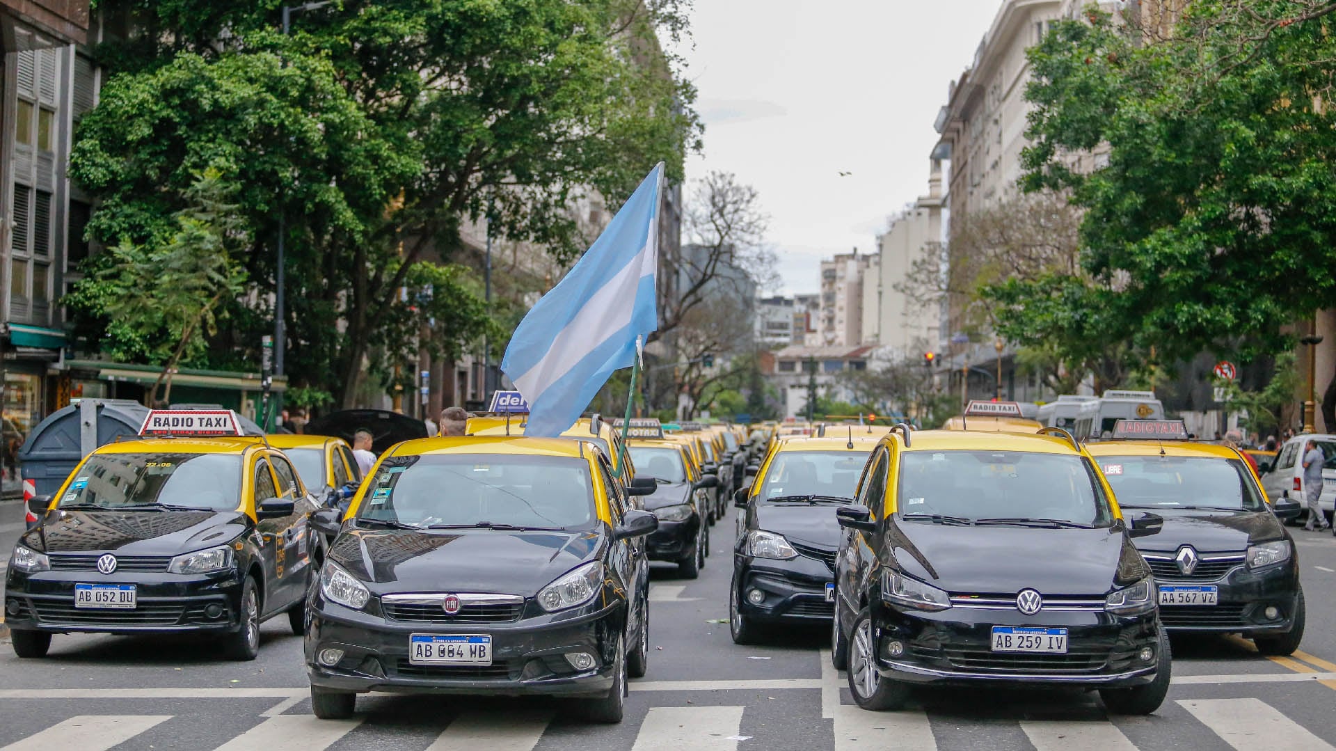 Las medidas llegan tras años de conflicto entre taxistas y choferes de aplicaciones (Foto de archivo: Nicolás Aboaf)