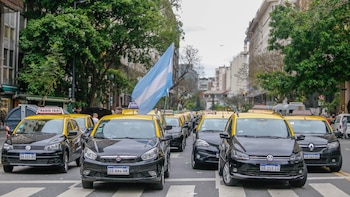 Las medidas llegan tras años de conflicto entre taxistas y choferes de aplicaciones (Foto de archivo: Nicolás Aboaf)