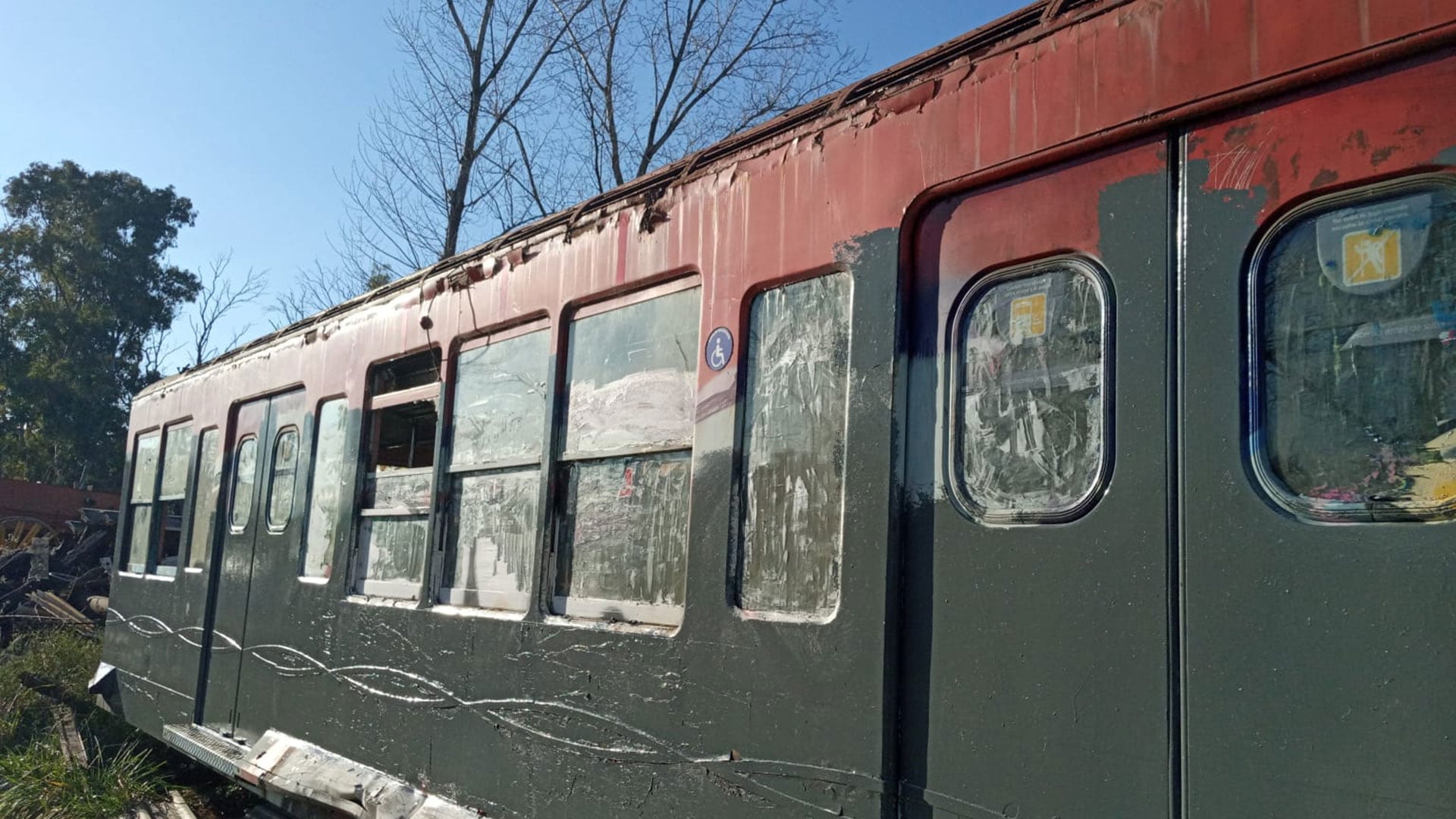 En total, había cuatro vagones a la venta. Juan eligió el que estaba menos deteriorado y con la mayor cantidad de vidrios intactos