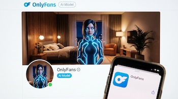 Pantalla de computadora con perfil de OnlyFans de modelo IA y un smartphone con la aplicación, mostrando una figura virtual con líneas azules brillantes.