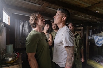 La historia sigue a cuatro soldados que son capturados tras un error y ahora son sometidos al escrutinio público.