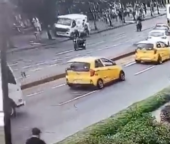 Otras dos personas resultaron heridas y recibieron atención tras el choque en Manizales - crédito Captura de video
