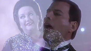 Freddie Mercury canta en primer plano de perfil con esmoquin, con la cara superpuesta de Montserrat Caballé sonriendo en segundo plano