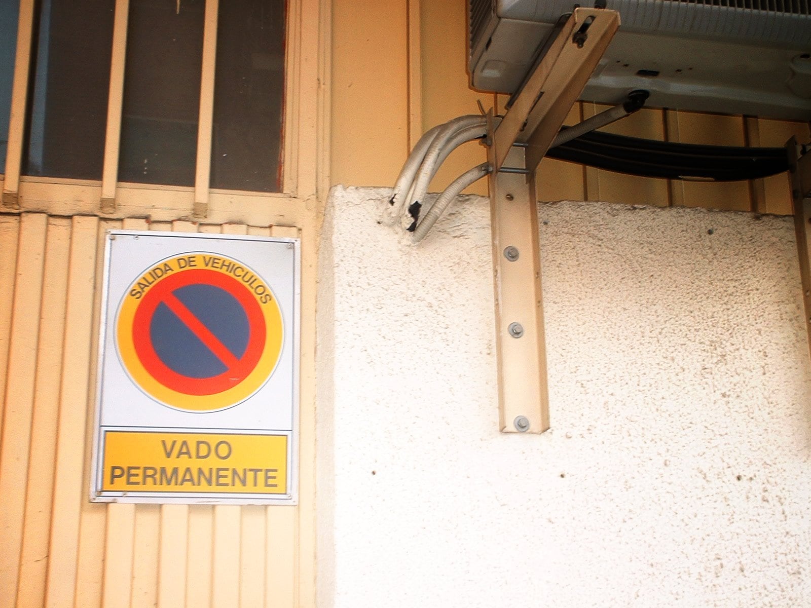 Una placa de vado permanente delante de una entrada de garaje. (Flickr)