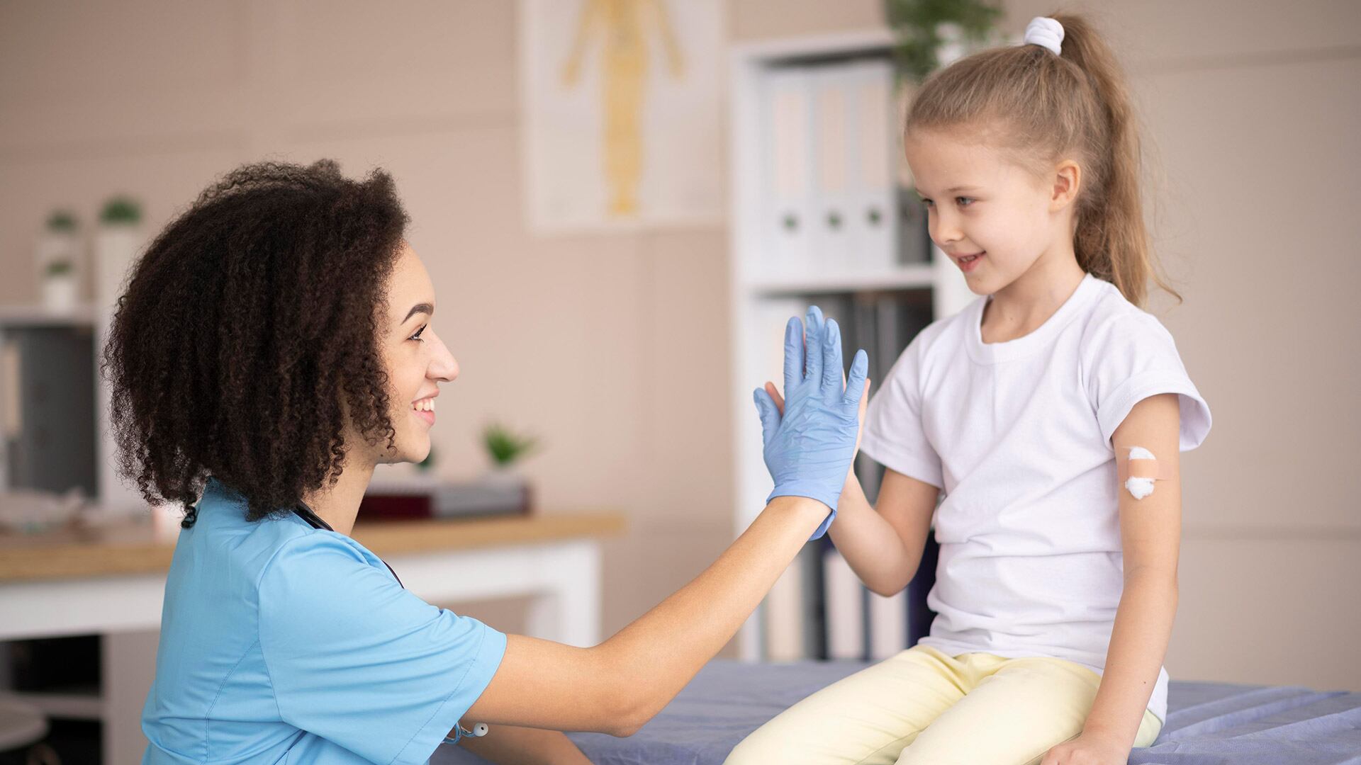 El sarampión es una enfermedad viral que provoca fiebre alta, erupción cutánea y puede derivar en complicaciones graves (Freepik)