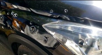 Auto fue atacado y recibió