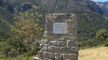 Monumento a los bomberos fallecidos en el incendio de Grazalema de 1992. (El Pantera/Wikimedia Commons)