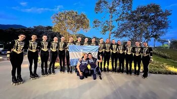 Las 16 patinadoras junto a