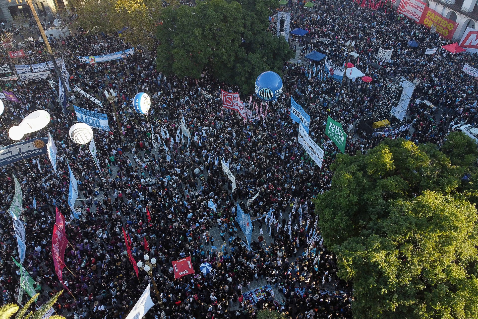 AME1310. BUENOS AIRES (ARGENTINA), 12/05/2026.- Fotografía aérea de personas participando en la 'Marcha Federal Universitaria' este martes, en Buenos Aires (Argentina). Estudiantes, docentes y directivos de las universidades públicas de Argentina, acompañados por sindicatos y partidos políticos de la oposición, salieron a las calles del país para exigir mayores fondos y protestar contra al ajuste presupuestario que lleva adelante el Gobierno del presidente Javier Milei y que ha golpeado con dureza a la educación superior. EFE/ Adan González