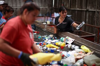 El programa tenía como objetivo ayudar a personas físicas o grupos asociativos de bajos recursos a organizar la gestión del autoempleo (Foto: REUTERS/Agustin Marcarian)