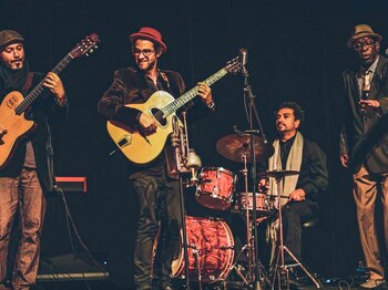 La banda The French Horn Collective tocando en el Museo de Arte Contemporánea.