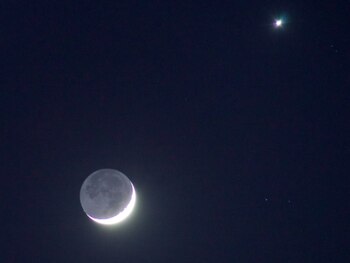 La luz Cenicienta es un fenómeno natural que permite ver la parte oscura de la Luna cuando está en fase creciente o menguante, gracias a la luz reflejada por la Tierra (Foto: Twitter @alfonsomadrigal)