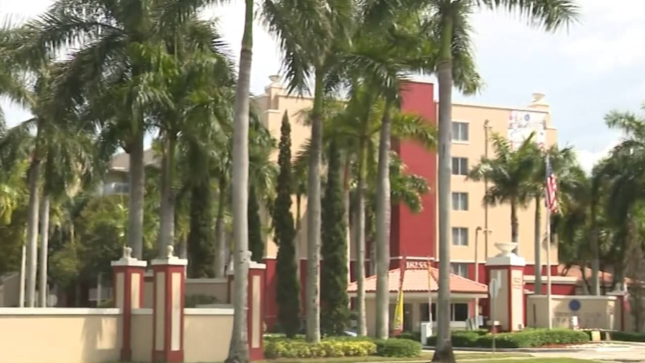 Detectives hallaron a pacientes pagando entre USD 250 y USD 300 por noche en la casa de recuperación ilegal de NW 68th Avenue, incluyendo baño, alimentación y entrega de medicamentos. (CBS Miami)