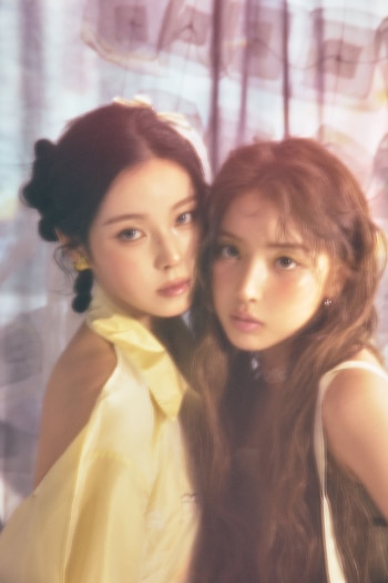 Jiwoo y Kyujin firman la letra de "WHIP", su debut como dúo, un tema hip hop con sintetizadores uptempo en el que Kyujin también compuso parte de la música - JYP Entertainment