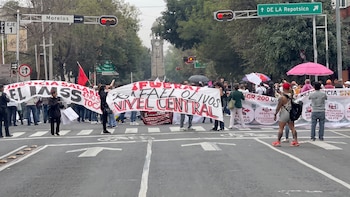 Segob llama a negociar a trabajadores del IMSS tras ruptura de diálogo y bloqueo en Reforma