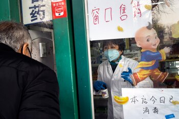 Un hombre compra medicina en