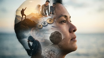 Retrato lateral de una persona con doble exposición, mostrando en su cabeza escenas de éxito (montaña, trabajo en equipo) y preocupación (persona bajo la lluvia, roca).