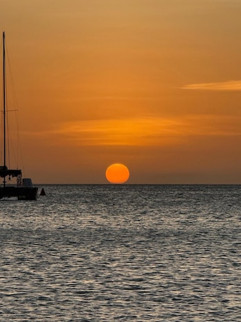 Atardecer perfecto sobre el agua,