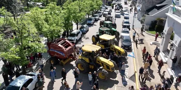 El reclamo de los productores frente a la Municipalidad de Carlos Casares (@bichodecampo)