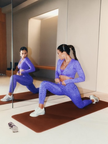Roccuzzo eligió zapatillas blancas de adidas para contrastar con el violeta del set deportivo en su posteo previo al Mundial