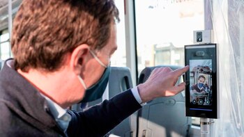 Diego Santilli probando las máquinas