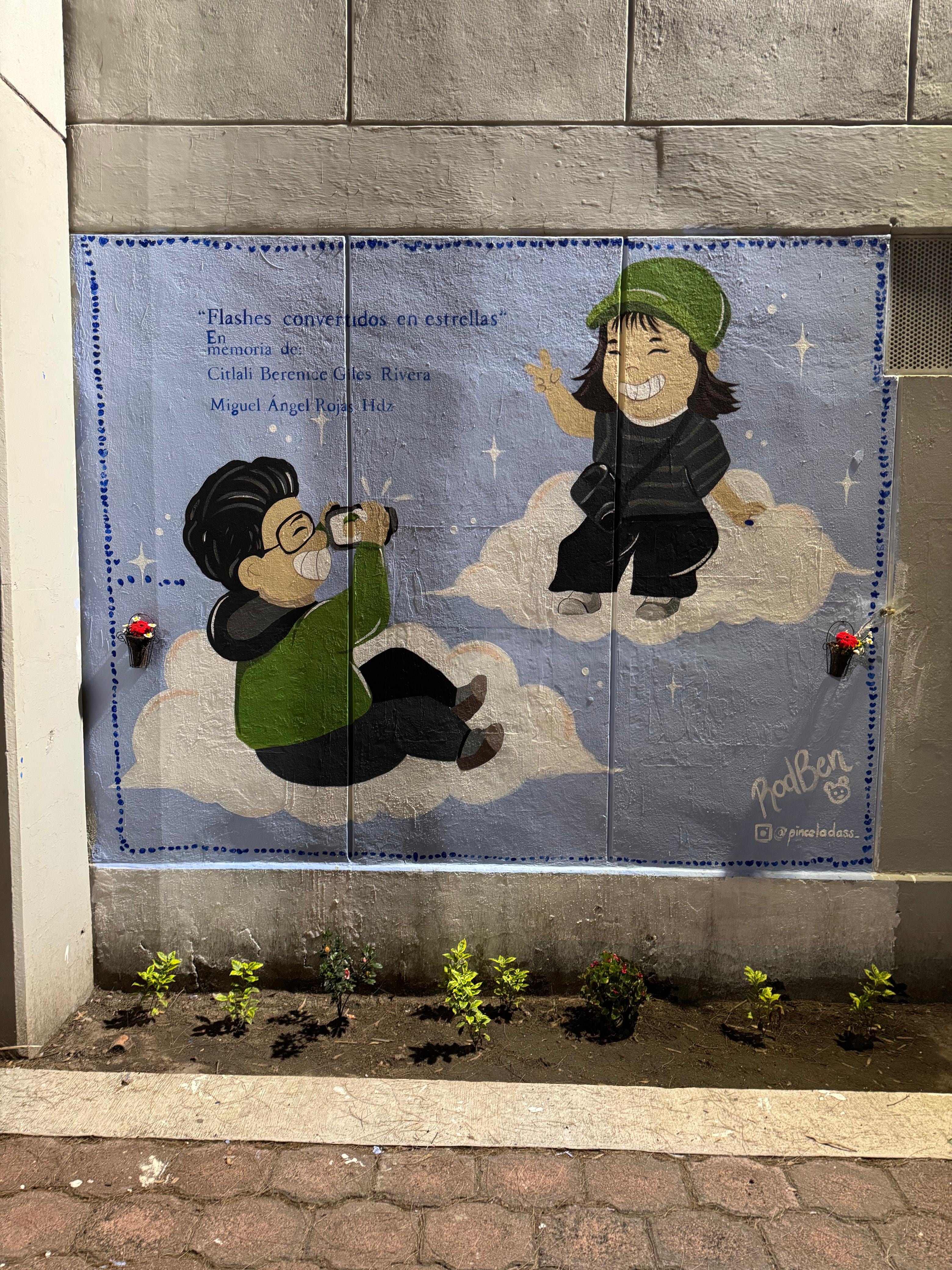 Alumnos de la FES Aragón realizaron un mural en memoria de sus compañeros que fallecieron durante el festival Axe Ceremonia en 2025 (Infobae México)