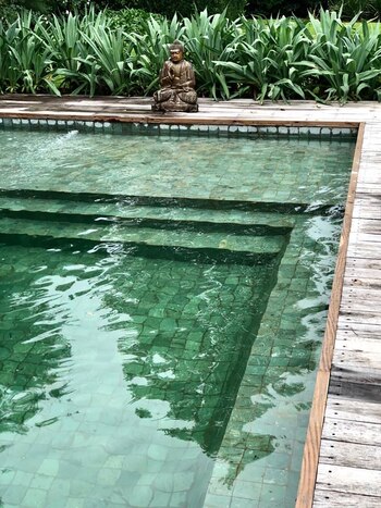 Piscina diseñada con piedra Indigo por la arquitecta Jorgelina Tortorici. Este material es atérmico y antideslizante. Además, contiene zeolita, un mineral que purifica el agua reduciendo la cantidad de cloro (Foto: Design Lovers)