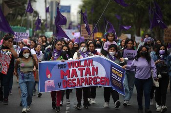 Cientos de personas marchan contra