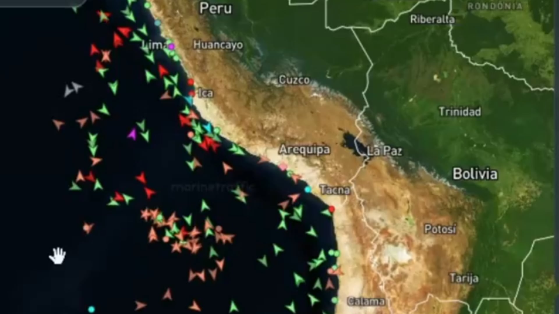 Imágenes muestran cerca de 300 embarcaciones pesqueras chinas operando a unas 220 millas de Mollendo, próximas al límite de la Zona Económica Exclusiva (ZEE) peruana.