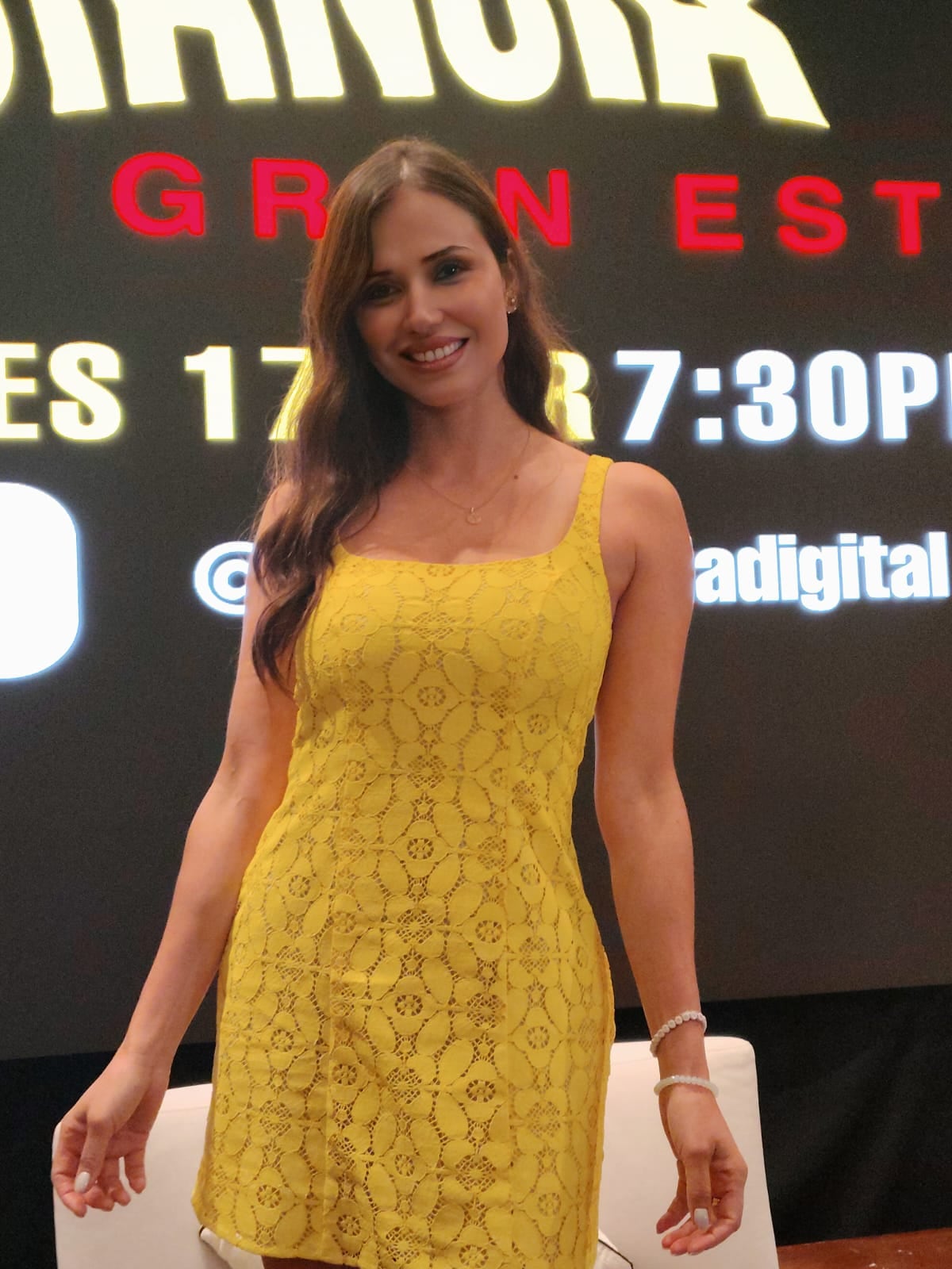 Maju Mantilla sonríe mientras posa frente a un cartel luminoso, anunciando su nuevo programa en La Sustancia y estableciendo límites sobre su vida personal. (Ana Morocho)