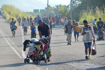 El embajador Ken Salazar acusó