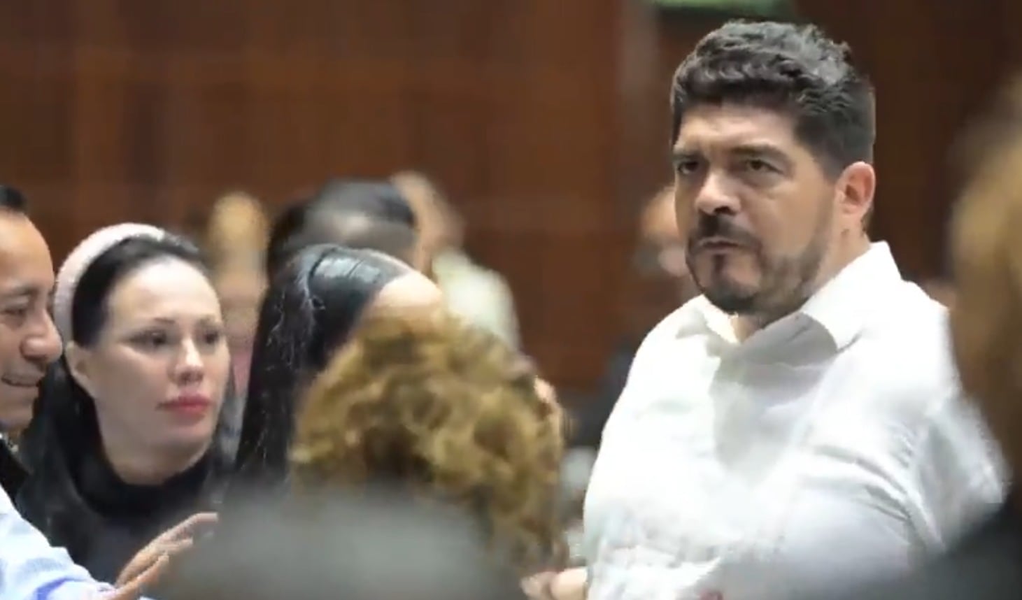 El diputado de Morena por Veracruz, Zenyazen Escobar, empujó a un compañero durante una tensa sesión extraordinaria en la Cámara de Diputados. (Especial)