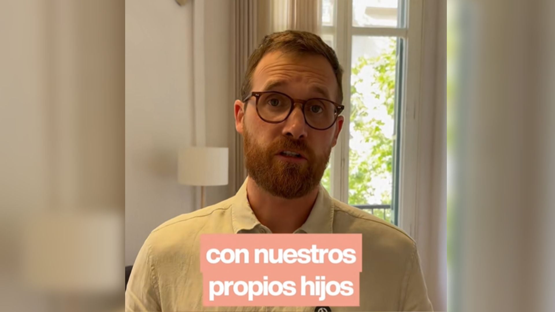 El psicólogo Alfonso Navarro en el video. (TikTok/@alfonsopsicología)