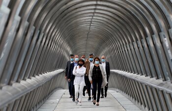 Si se confirma esta hipótesis, el enmascaramiento universal podría convertirse en una forma de provocar una enfermedad atenuada que generaría inmunidad y, por lo tanto, ralentizaría la propagación del virus mientras se espera una vacuna REUTERS/Charles Platiau