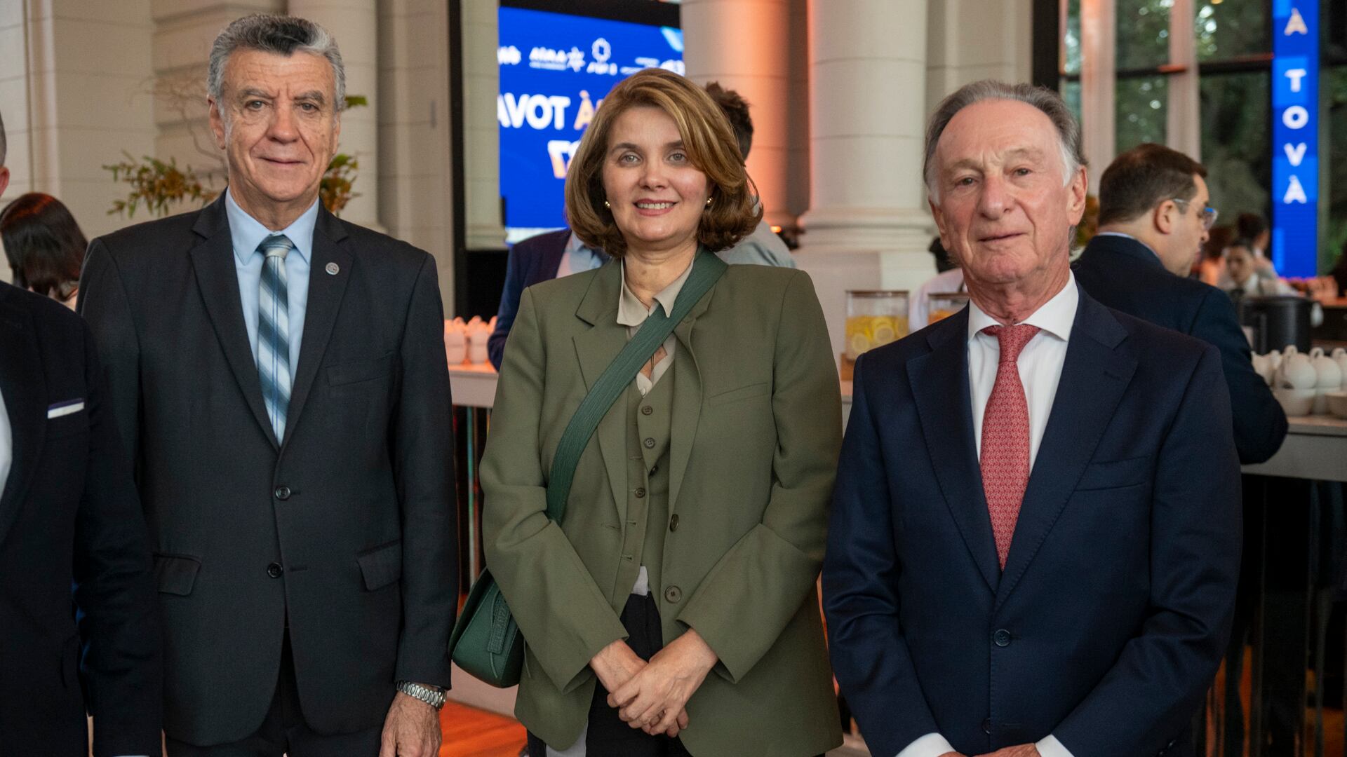 Natalio Mario Grinmann junto a la embajadora de Paraguay, Elena Felip, y el presidente de la Cámara Argentina de la Construcción, Gustavo Weiss