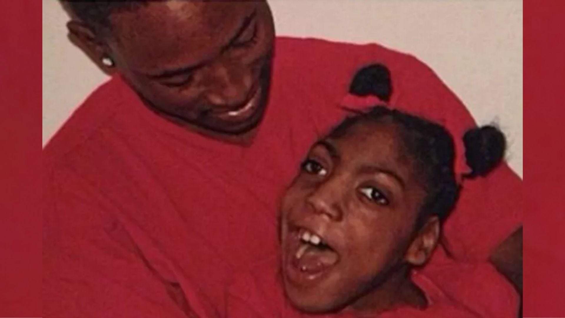 Timesha Beauchamp (derecha) y un miembro de la familia (izquierda).
Crédito: Fieger Law