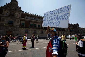 Más de 60 payasos, artistas