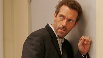 Hugh Laurie se disculpa por su reacción a una crítica de ‘House’: “Estaba un poco ebrio”