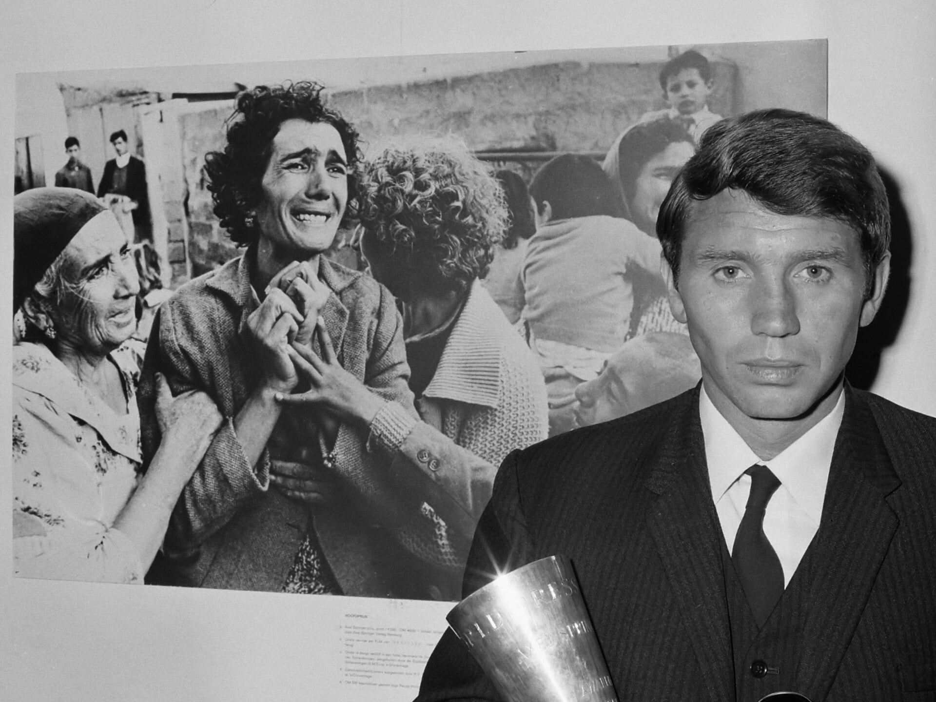 Donald McCullin en una de sus fotos más famosas de una mujer que se entera de la muerte de su marido en la guerra