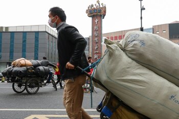 Un trabajador lleva una mascarilla
