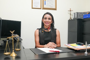 La abogada salvadoreña combina su trabajo en el ámbito jurídico con la maternidad y la práctica del ciclismo de alto rendimiento. / (Cortesía)