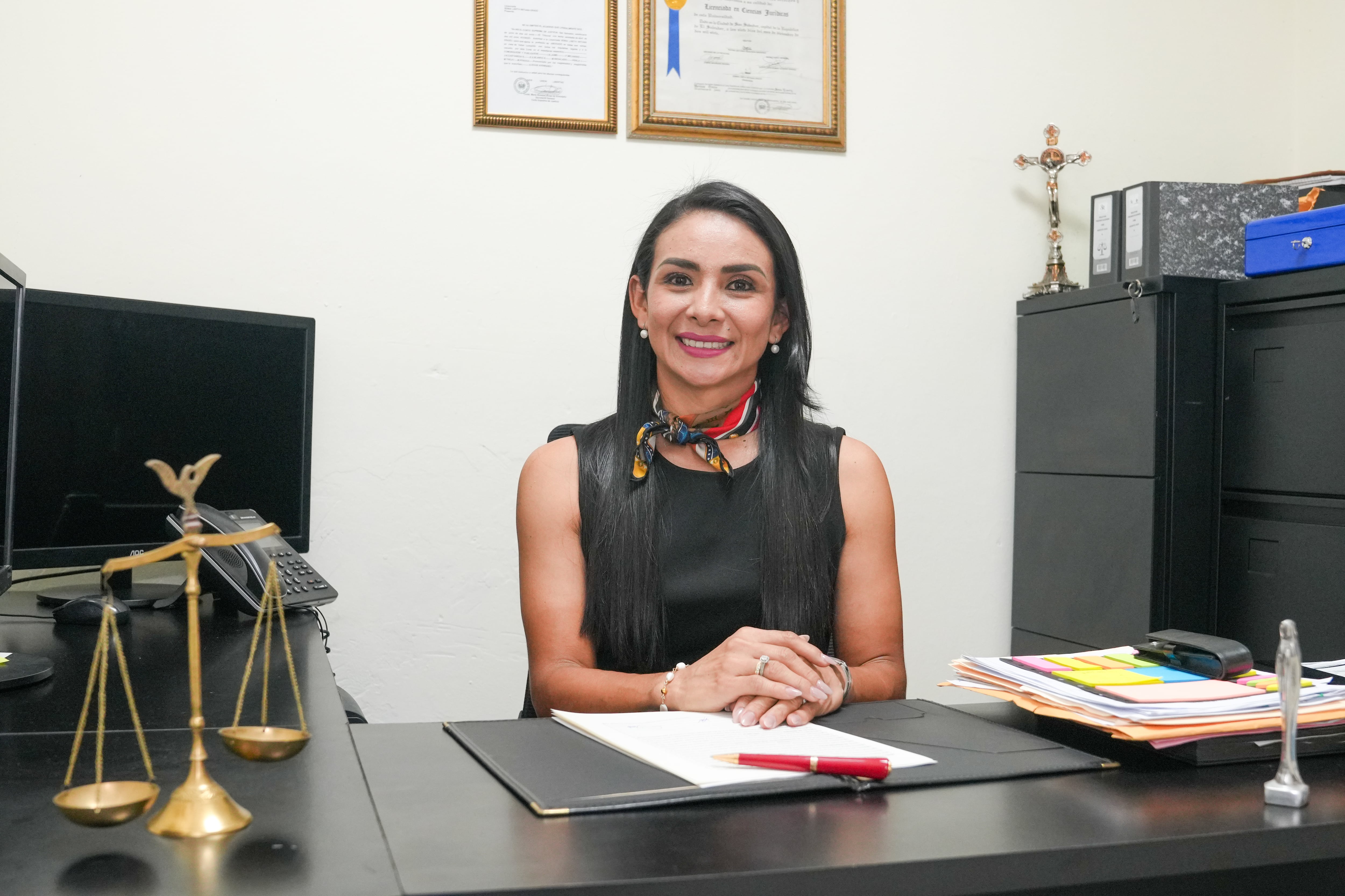 La abogada salvadoreña combina su trabajo en el ámbito jurídico con la maternidad y la práctica del ciclismo de alto rendimiento. / (Cortesía)