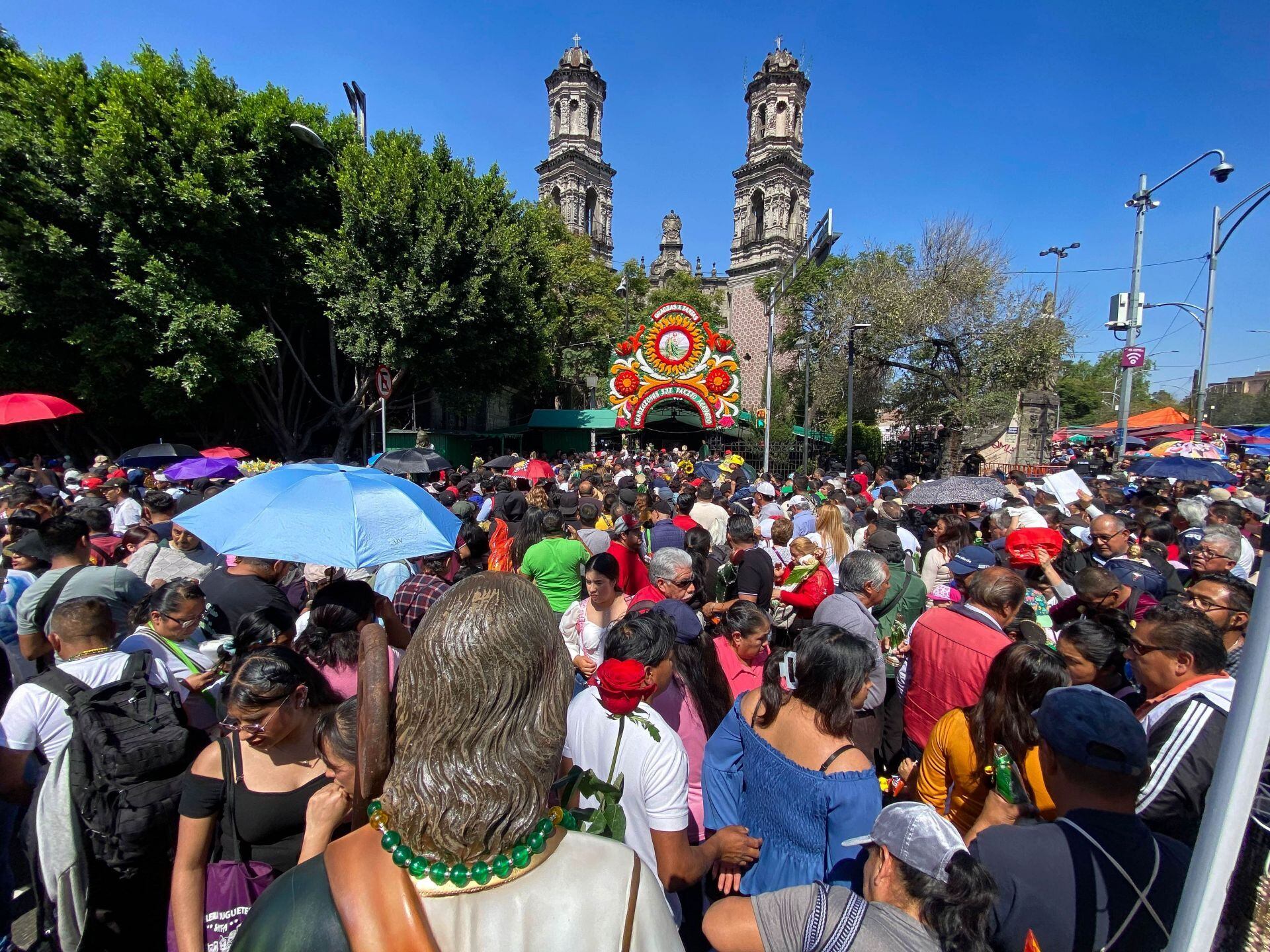 CIUDAD DE MÉXICO 28OCTUBRE2025.- Miles de fieles a San Judas Tadeo se dieron cita a lo largo de este día para festejar al santo, 
agradecer o realizar alguna manda, en la iglesia de San Hipólito. 
 FOTO:ROGELIO MORALES /CUARTOSCURO.COM
